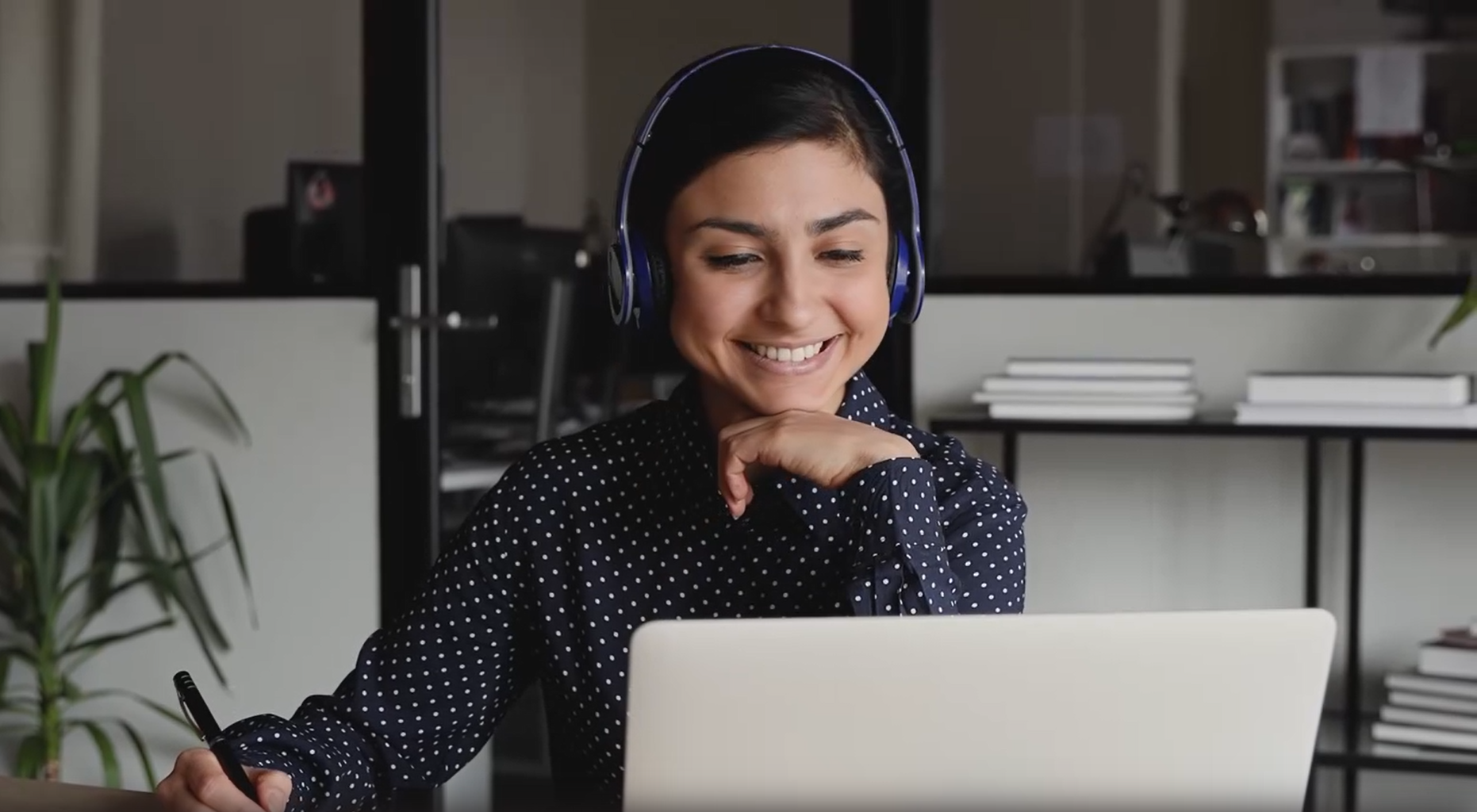 student learning online using a laptop