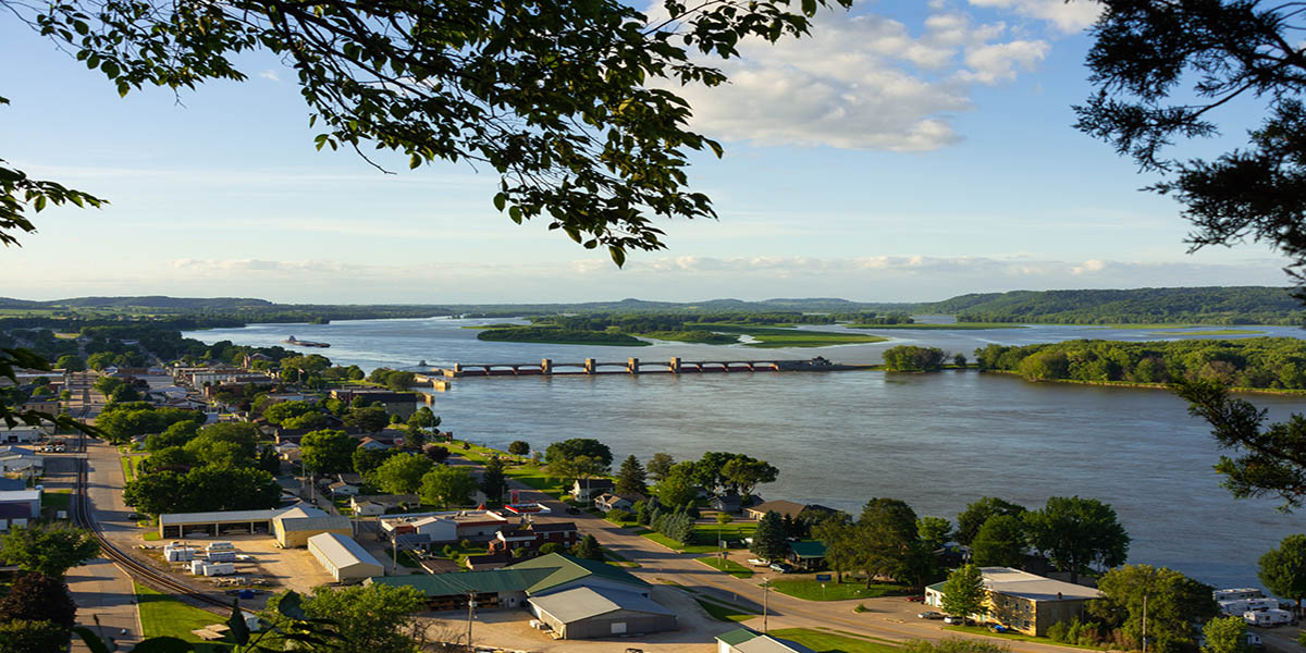 Image of the Mississippi River flowing between neighborhoods in Iowa and Illinois